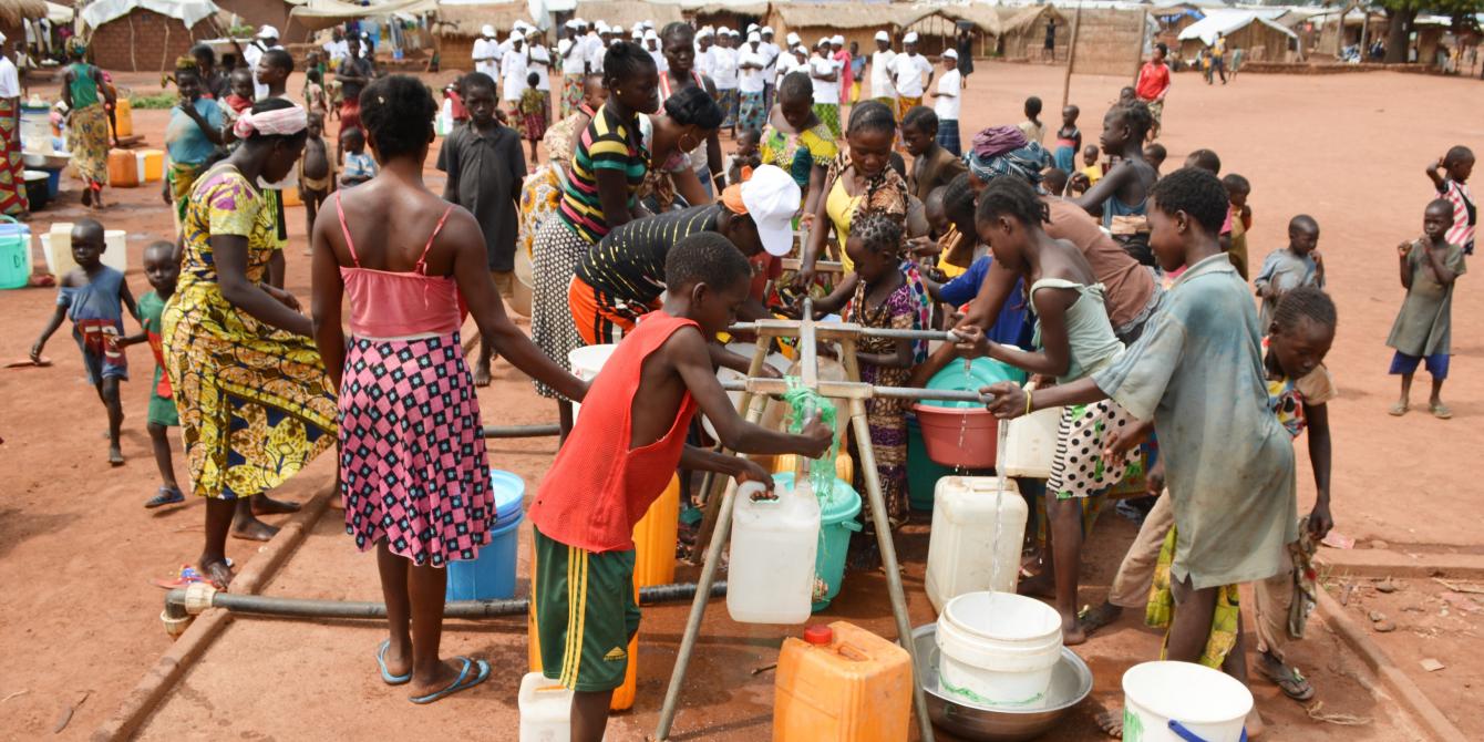 8 juin 2019 - Des déplacés se servent en eau près du château d'eau installé par Oxfam sur le site de Batangafo, dans le nord-ouest de la RCA. Il permet de fournir de l'eau à plus de 23 000 personnes. ©Aurélie Godet/Oxfam RCA 8 juin 2019 - Des déplacés se servent en eau près du château d'eau installé par Oxfam sur le site de Batangafo, dans le nord-ouest de la RCA. Il permet de fournir de l'eau à plus de 23 000 personnes. ©Aurélie Godet/Oxfam RCA